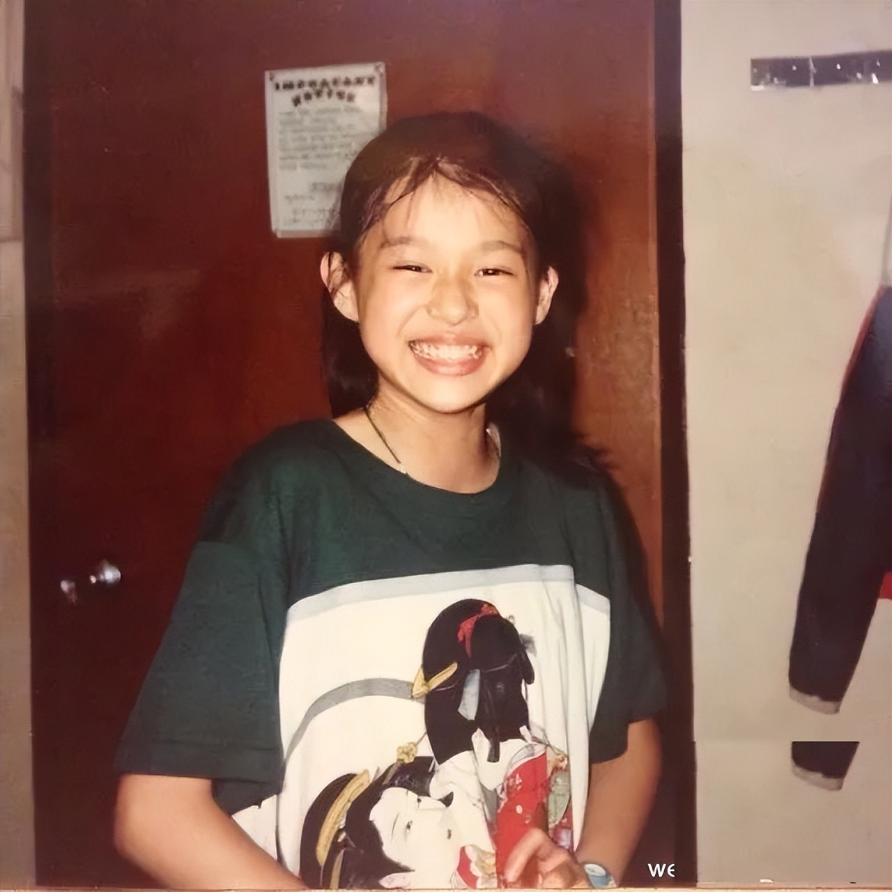 她就是胡杏儿,几十年来,她的神态变化不大,还是能看出小时候的模样