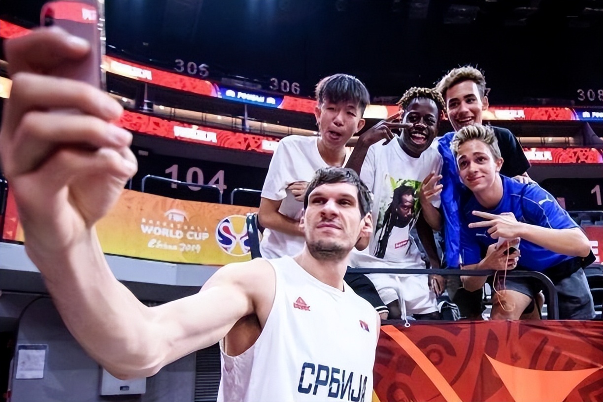 为什么nba球员身材比例好(NBA球星身材有多夸张？姚明让犀牛变大狗 奥尼尔让车手似手办)