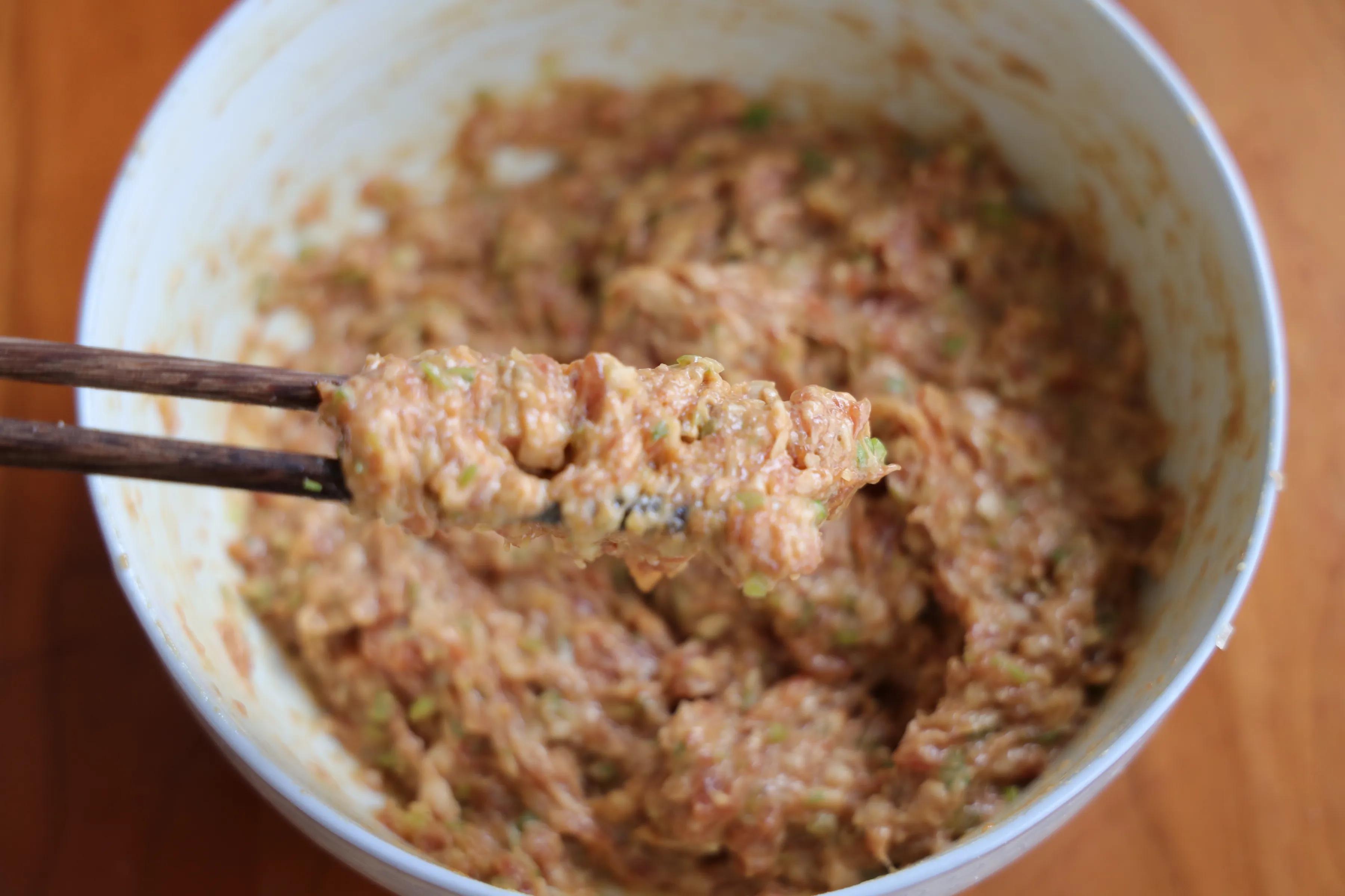 冬至要吃饺子，试试猪肉大葱饺子吧，看着非常精致，吃起来超香