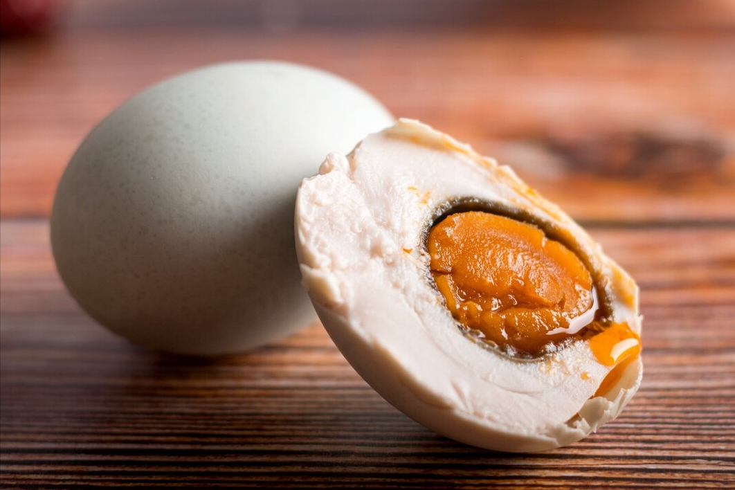 腌咸鸭蛋还得老方法，不泡盐水不裹黄泥，半个月腌好起沙又流油