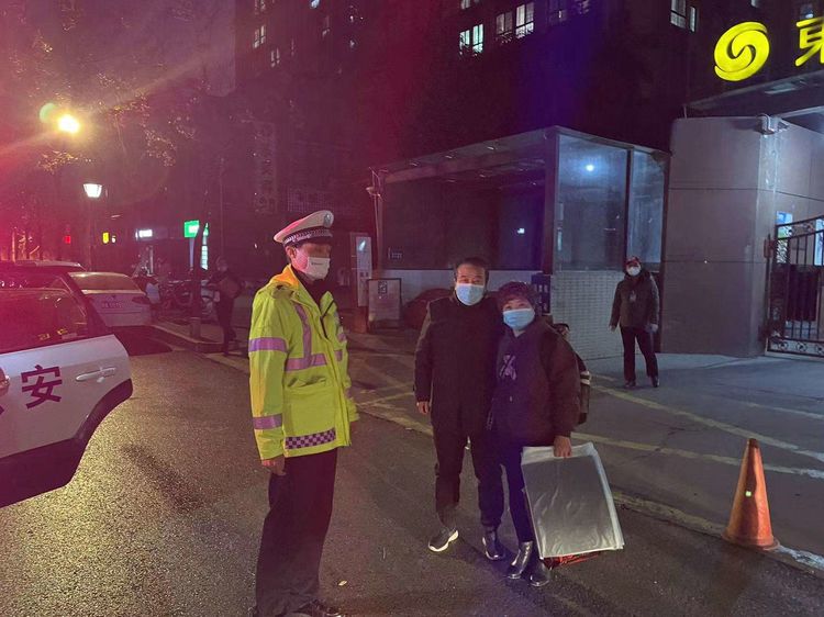 抗击疫情 | 西安雁塔交警严查严管守岗位 服务群众我先行