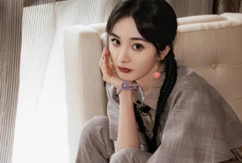 杨幂双尾麻花辫少女风—清新装扮，青春靓丽，俏皮灵动