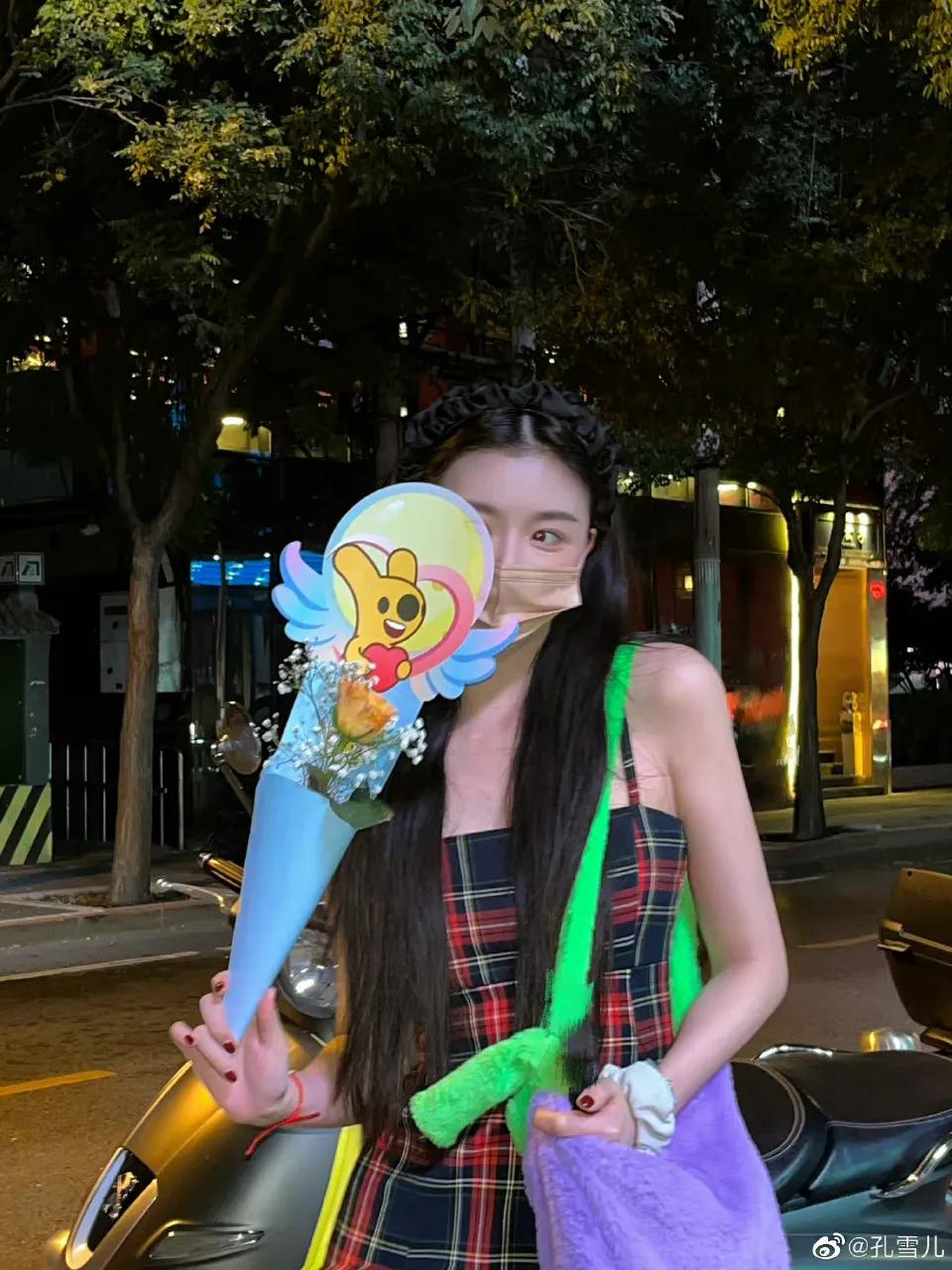 孔雪儿遛弯被送七夕鲜花