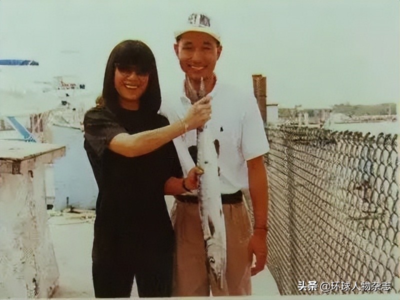 唱红《一生所爱》里的“苦海爱恨”，他的爱情却超甜