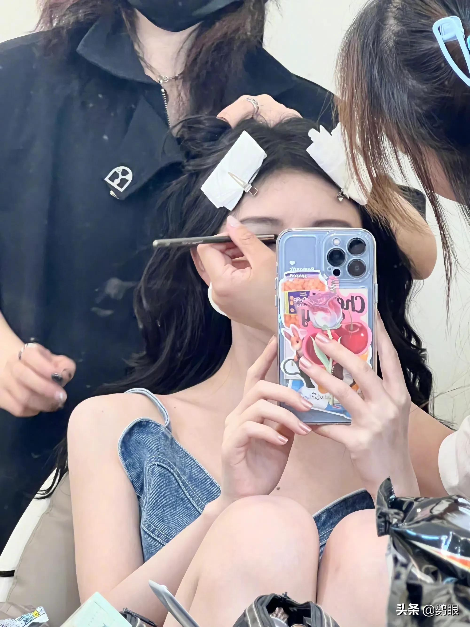 鞠婧祎烟熏妆，另有一番感觉