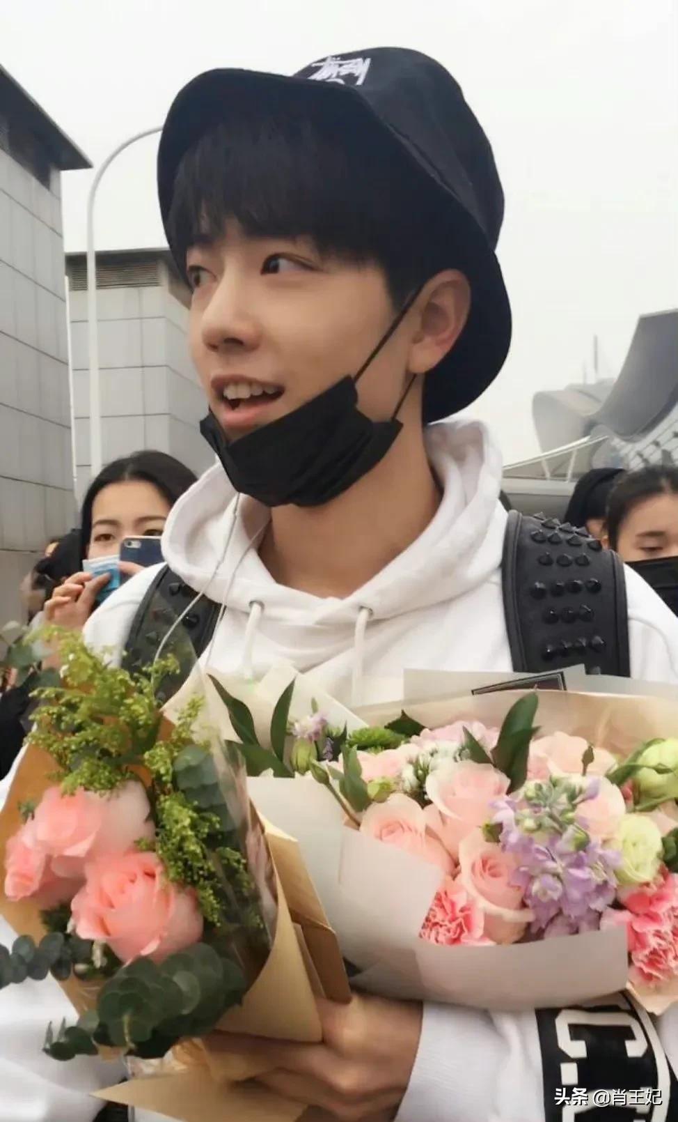 桃桃的一组生图,肖战的眼睛真好看,灵气逼人鲜花与少年绝配