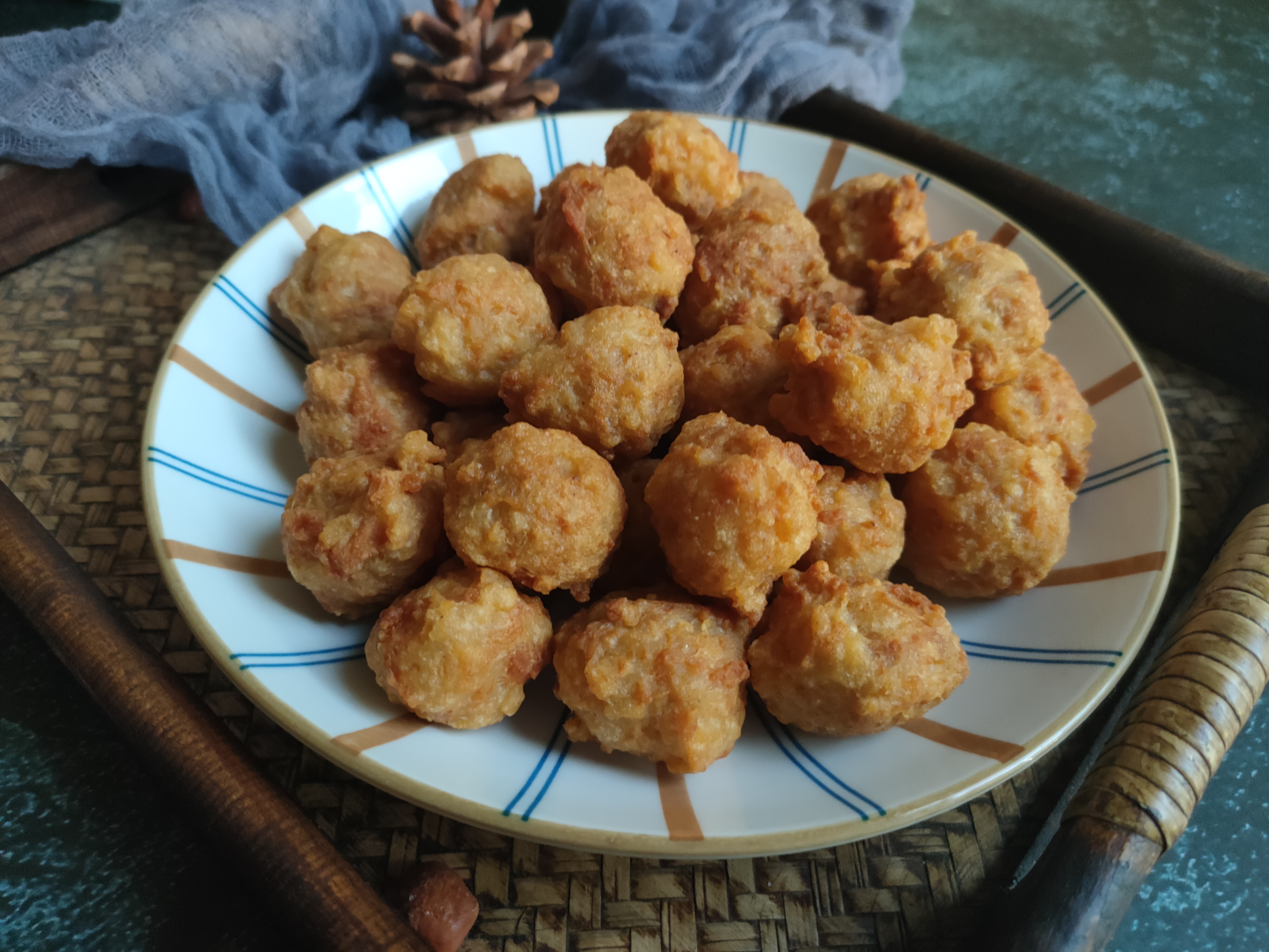 过年炸肉丸子,掌握好"比例和技巧",又香又酥脆,不回软