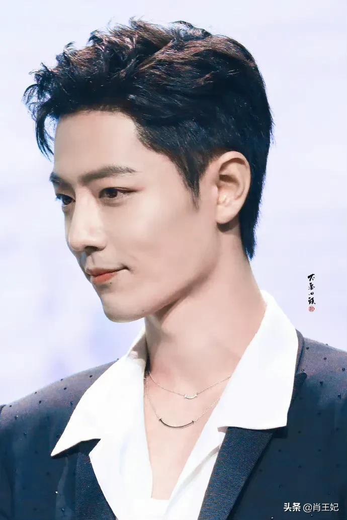 桃桃的一组生图,肖战的眼睛真好看,灵气逼人鲜花与少年绝配