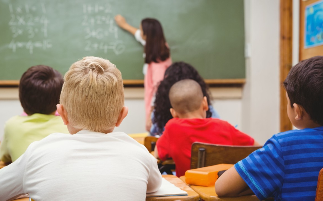 教师招聘门槛提高，学历标准严格明确，有些学生毕业即失业