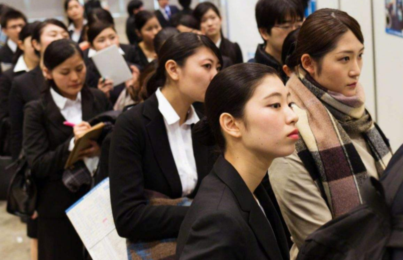 女大学生衣着单薄住桥底，寒风中仍捧电脑学习，评论区充满质疑声