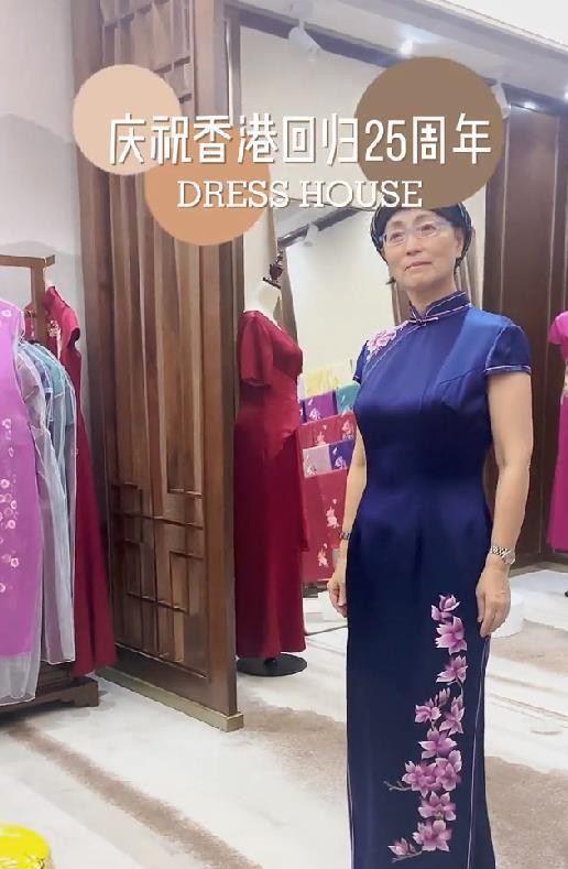 苑琼丹罕见露面，定制紫荆花贵妇旗袍，与老公两地分隔已1年