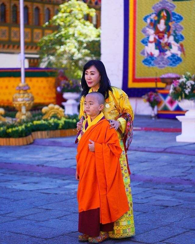 不丹4位王母是亲姐妹，43年前同嫁老国王，为了王储之位姐妹成仇