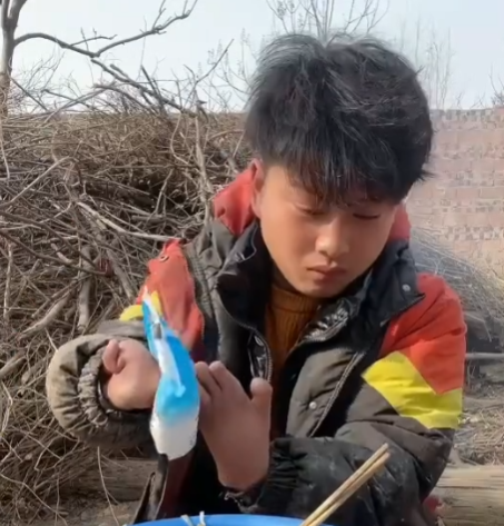 90后农村小伙撞脸张国荣，先天残疾被母亲抛弃，他都经历了什么？