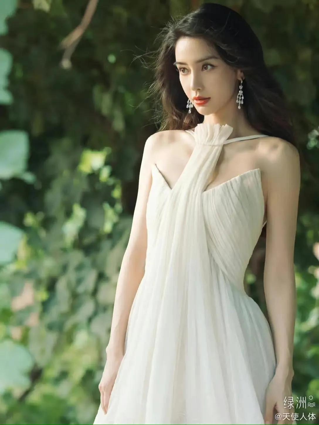 摄影师对杨颖说：“你这白色仙女裙太过分了，都美到心坎上了！”