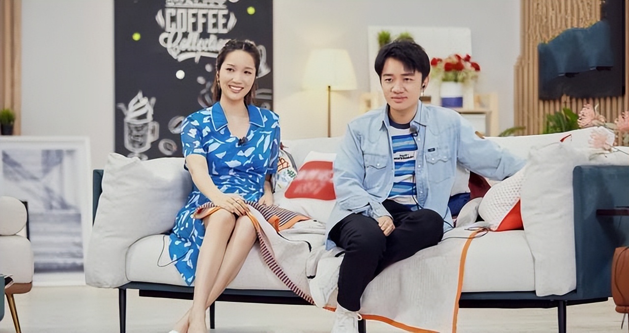 王祖蓝陪妻儿出游，李亚男牵手女儿秀超模身材，姐妹俩呆萌可爱