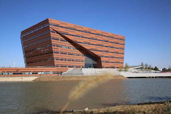 一所不在本省办学的211工程大学，2022年设计类录取需要多少分？