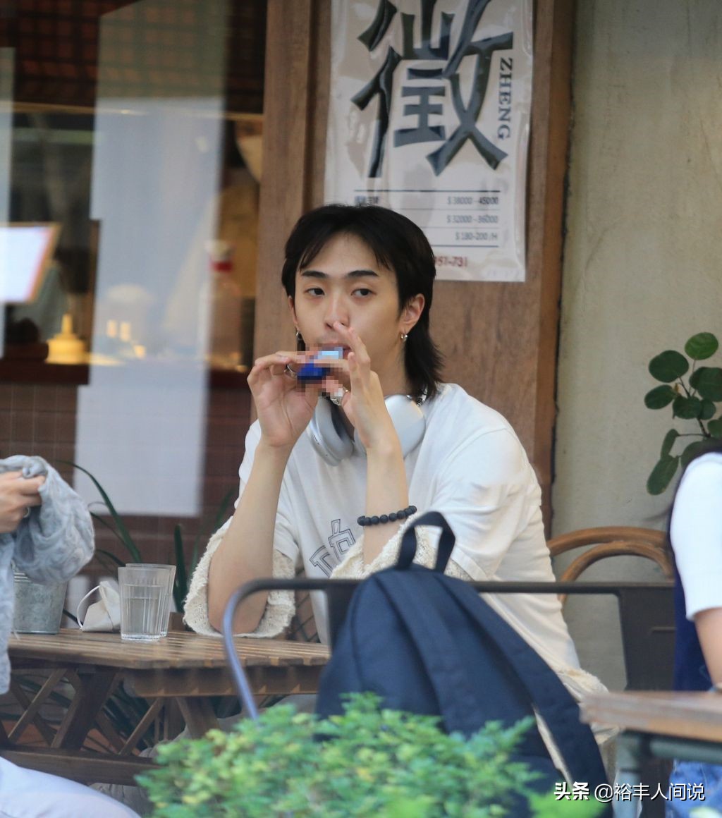 庾澄庆儿子难得打扮正常！吞云吐雾颇为老练，与女伴一同进更衣室