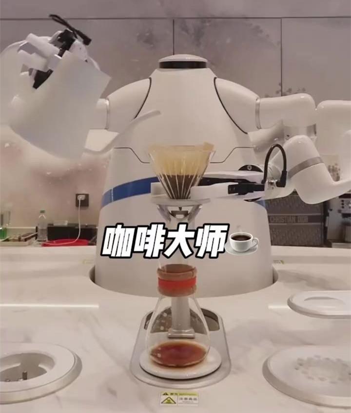 日本记者是他最大粉丝？冬奥吉祥物冰墩墩成功出圈，实在太可爱了