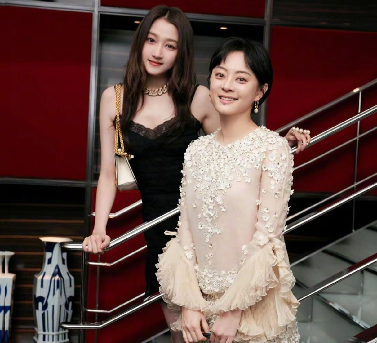 孙俪晒18年前合照关晓彤长成高颜值美少女网友这算儿媳妇吗