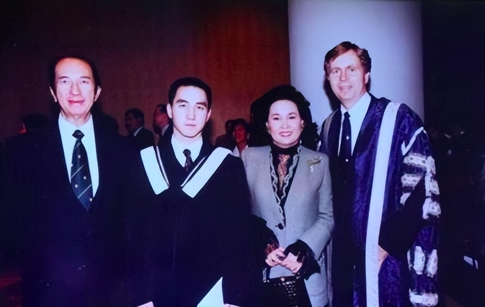 何猷龙：23岁娶初恋，结婚22年零绯闻，靠自己赚百亿家产