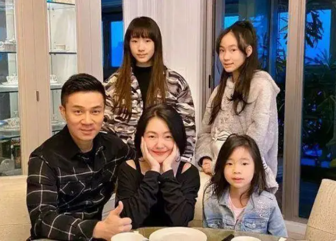 小S和贾静雯相约做足底按摩，俩辣妈各生3个女儿，大谈育儿经