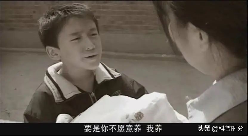 05年，农村小伙带着弃婴妹妹上大学，靠捡垃圾凑学费，如今怎样了