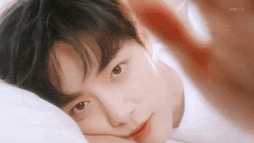 肖战各种深入人心的笑容，尤其是害羞时的笑，看不够啊