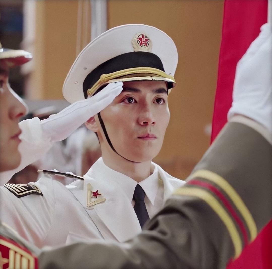 摘皇家警徽，无误差手表，放5次烟花，8部细节拉满的回归题材电影