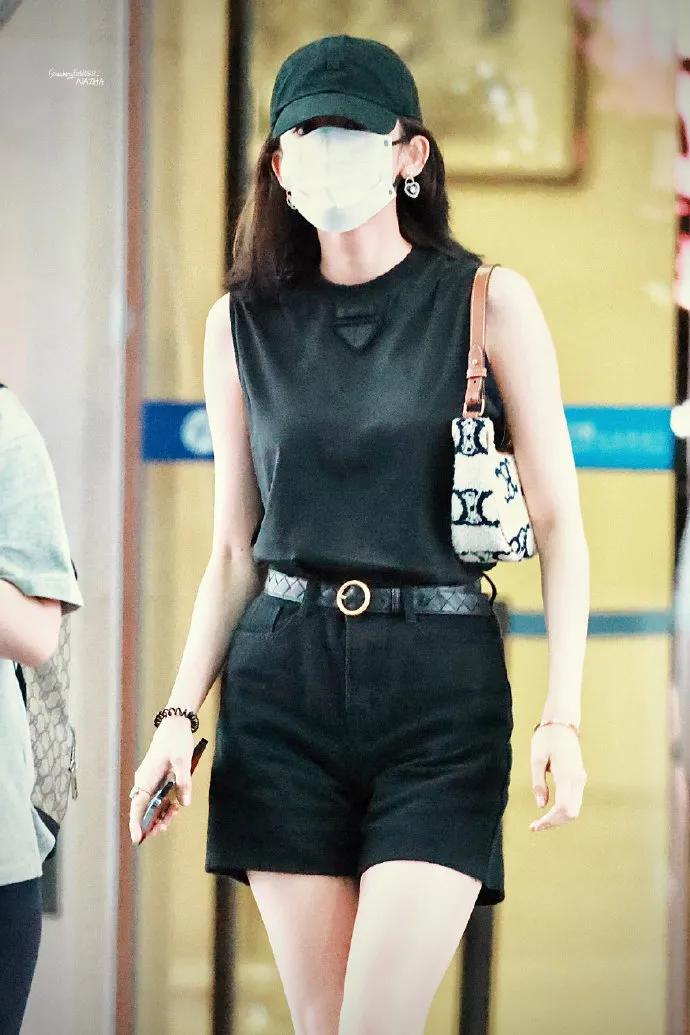 娜扎近日私服二则，拿捏住了甜美淑女风和酷酷休闲范儿！​​​