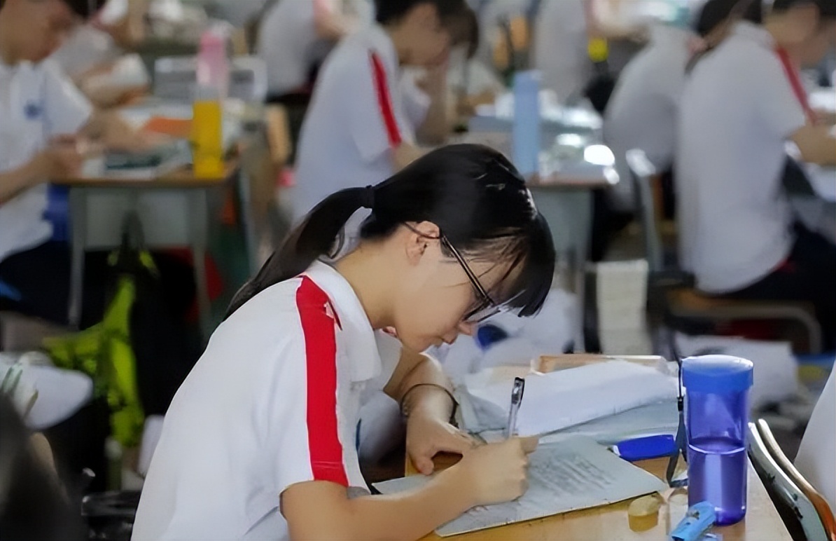 上海高考延期举行，考生复习时间又多了一个月，家长却喜忧参半