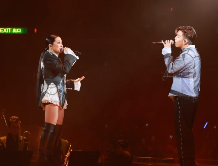 知名女星开演唱会！霍启山现身支持穿西装帅气十足，39岁单身多年