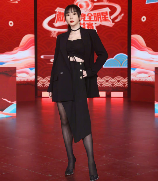 柳岩参加活动再秀性感，黑丝勾勒大长腿，41岁颜值在女星中最抗打