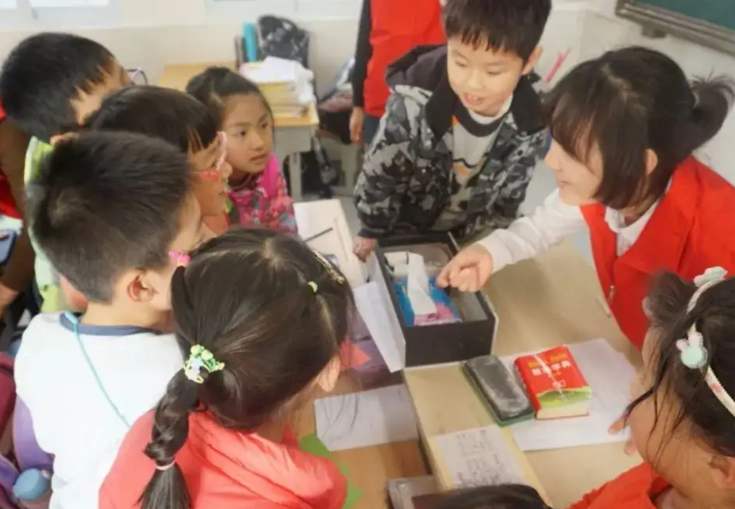 中小学生上课时间或有变化，老师听后并不开心，学生们却乐开了花