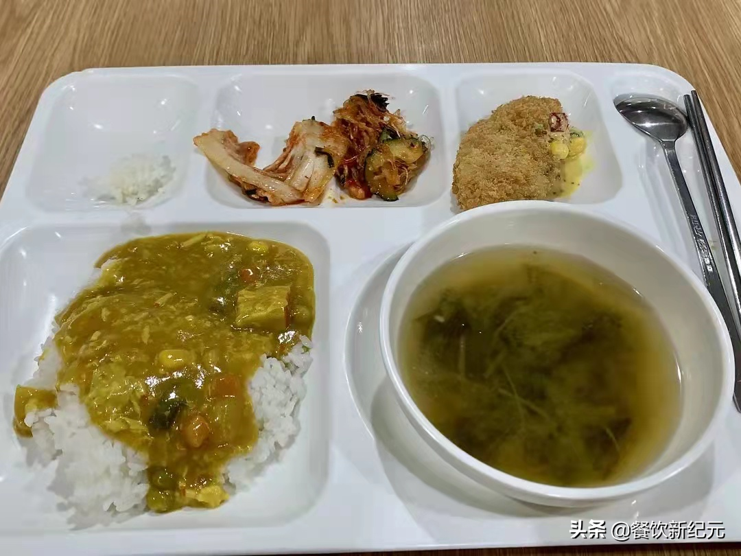 在韩留学生晒食堂“咸菜”三餐，清汤寡水全是泡菜，网友：没食欲
