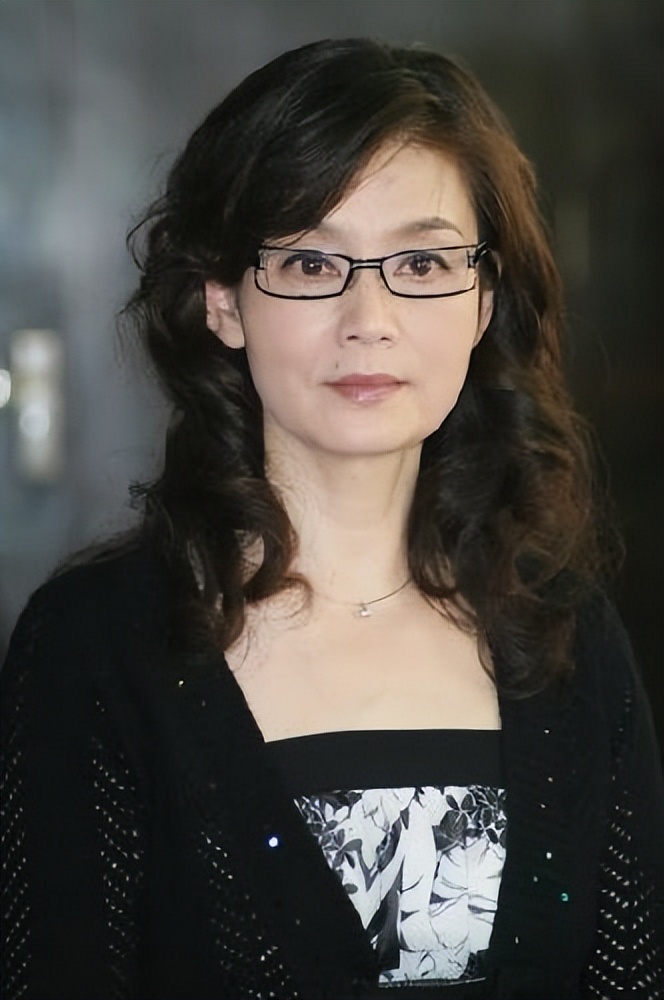 潘虹：离婚36年依旧单身，一生无儿无女，60岁以后有了烦心事