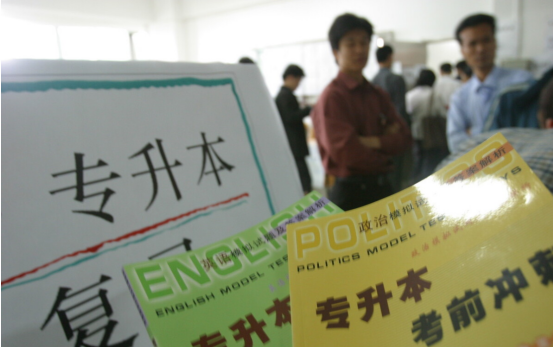 男生刻苦“专升本”反被室友吐槽，你做梦考清华，别耽误我睡觉