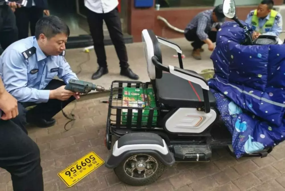 明确了,电动车、摩托车、三轮车、低速四轮车上牌、考驾照的条件