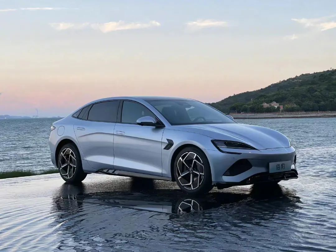 比亚迪海豹为啥火爆？预定车主：它平替奔驰实现了我的梦