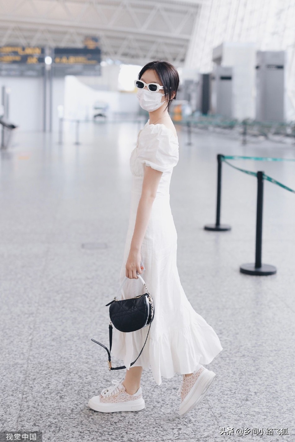 任敏现身机场和镜头打招呼 穿白色泡泡袖连衣裙好清新