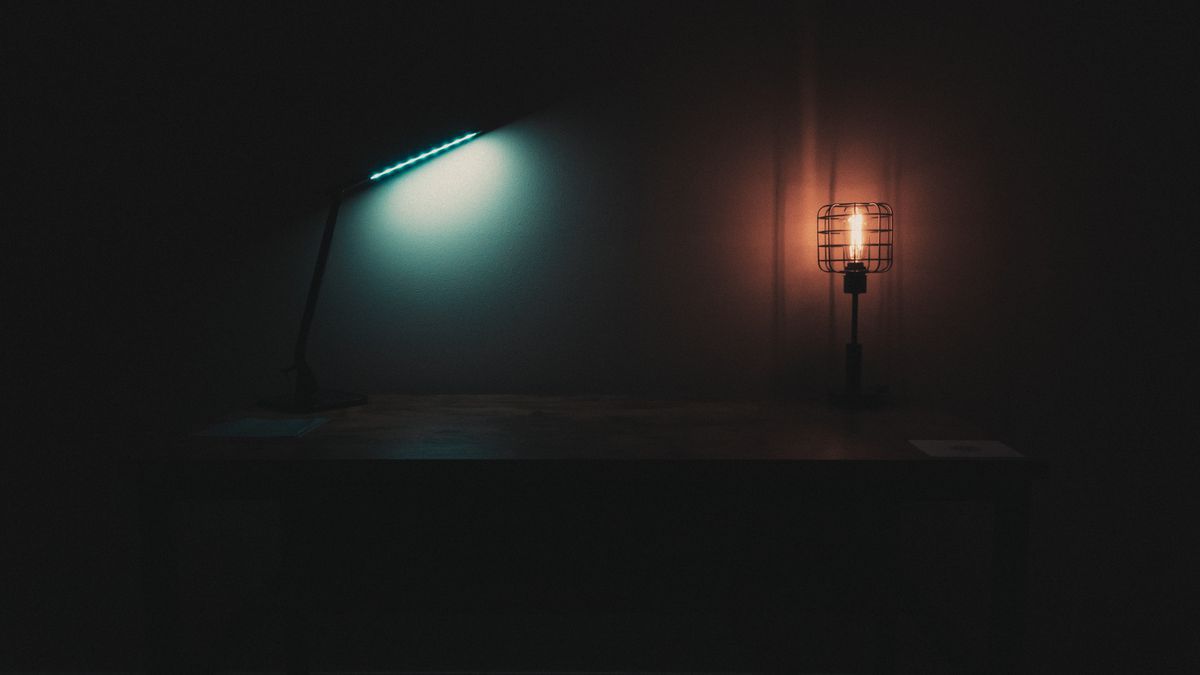 夜深人静时，失眠者的思念与忧伤在寂静中弥漫。