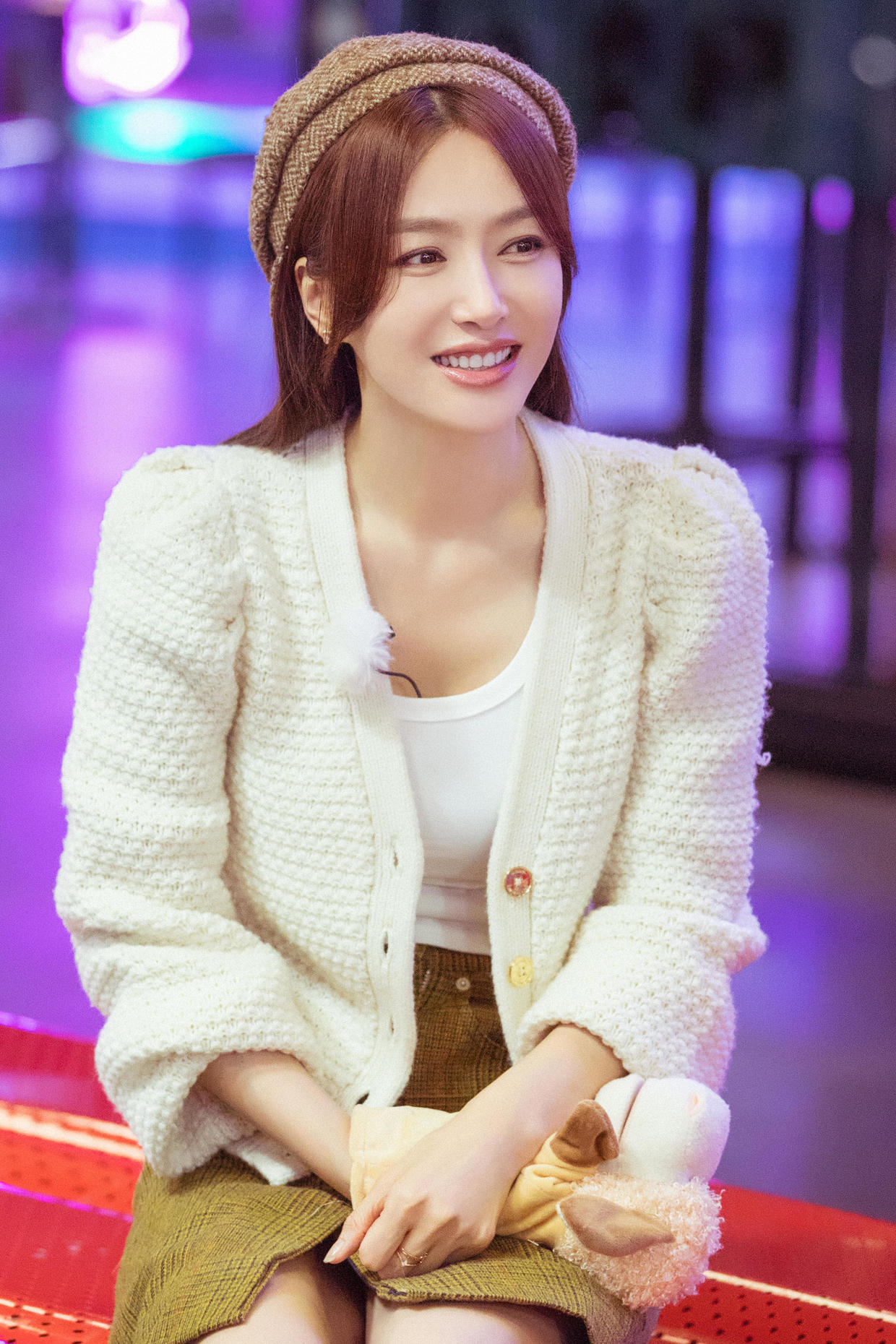 秦岚这才是认真穿搭,"长款羽绒服叠穿大衣",保暖减龄又时髦