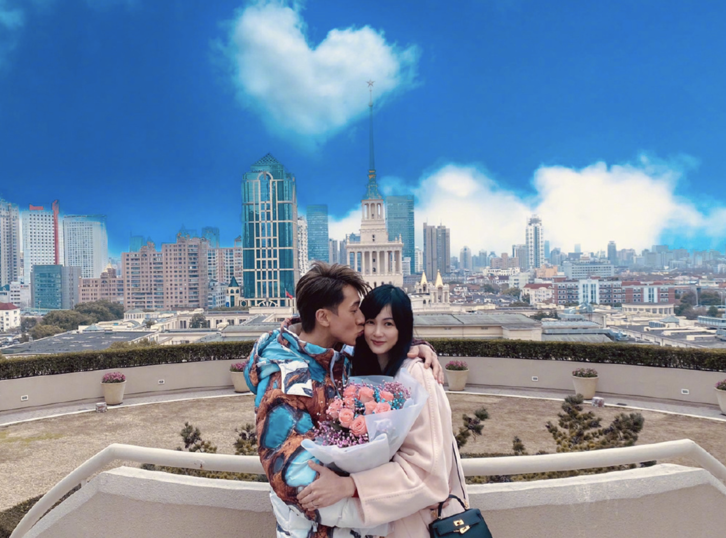 吴尊一家首次在中国过春节，夫妻庆祝相爱26周年，送花送吻超浪漫