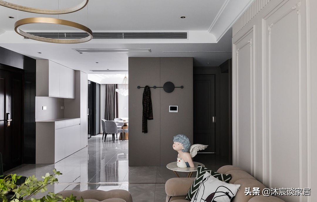她将现代极简与复古相结合，看似不搭配，但装修效果却非常吸引人