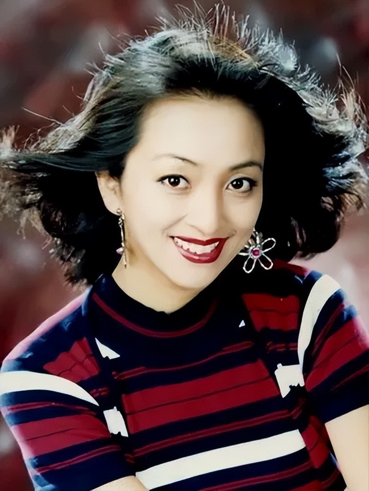 59岁李勤勤陷整容风波,头发花白被指认不出,曾3嫁老外至今单身