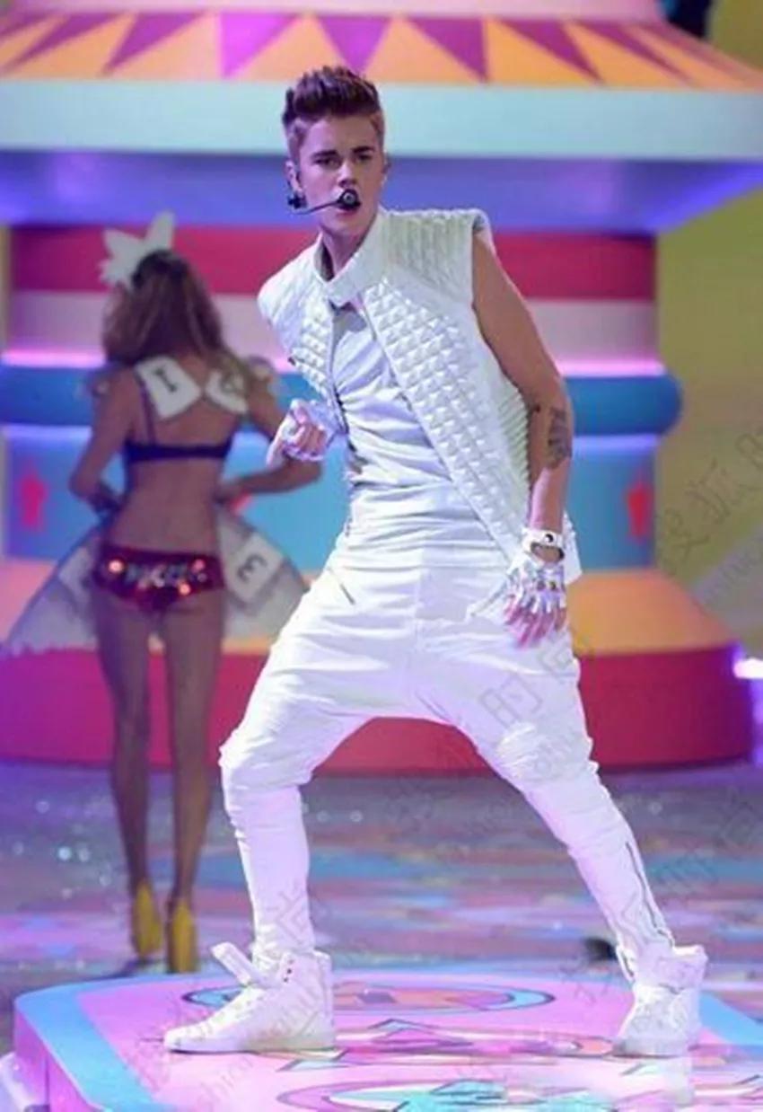 维密秀砸重金请大牌歌手，2012年嘉宾最给力，24岁蕾哈娜开演唱会