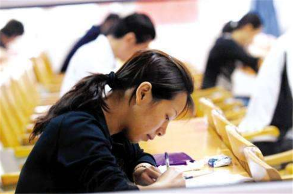 考公务员很“吃香”的4个专业，岗位需求大，上岸几率高