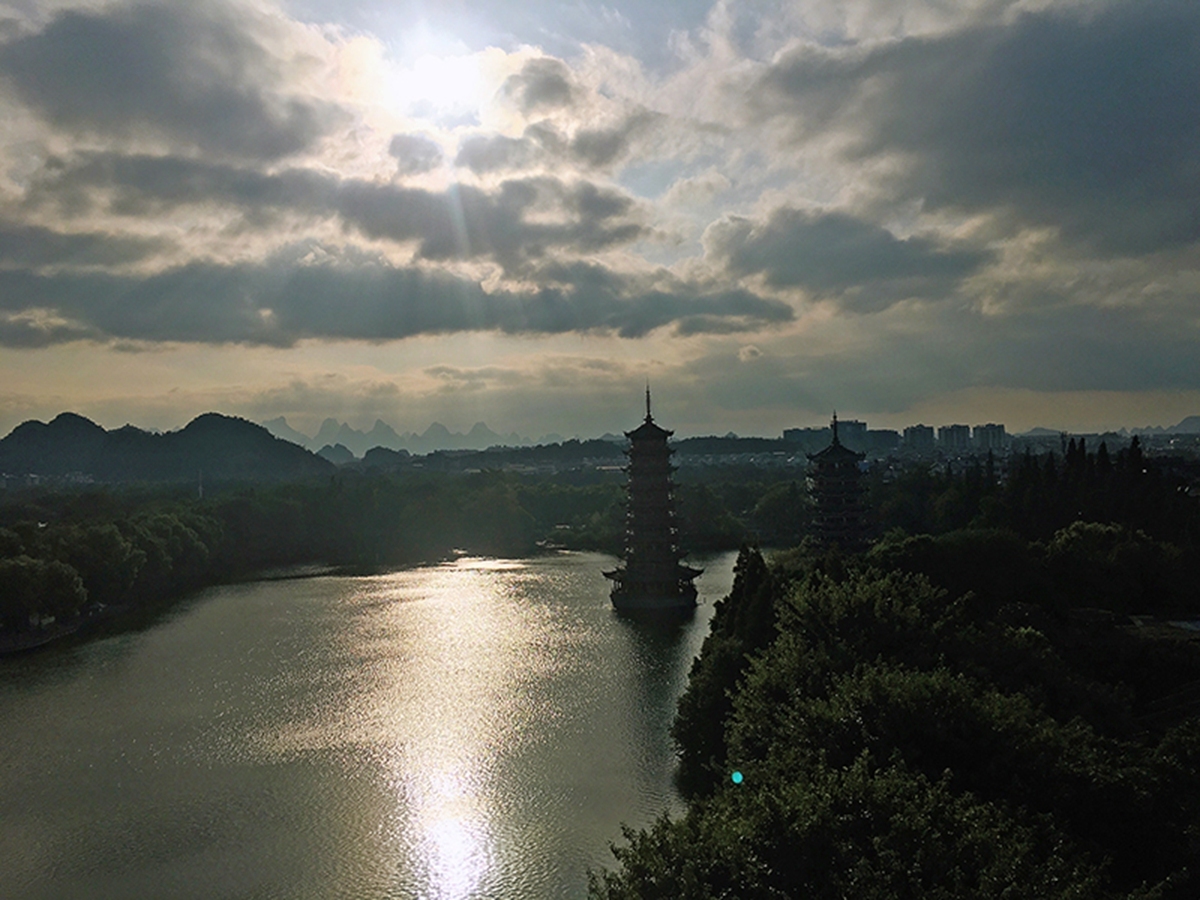 桂林 : 號稱世界第一銅塔的日月雙塔