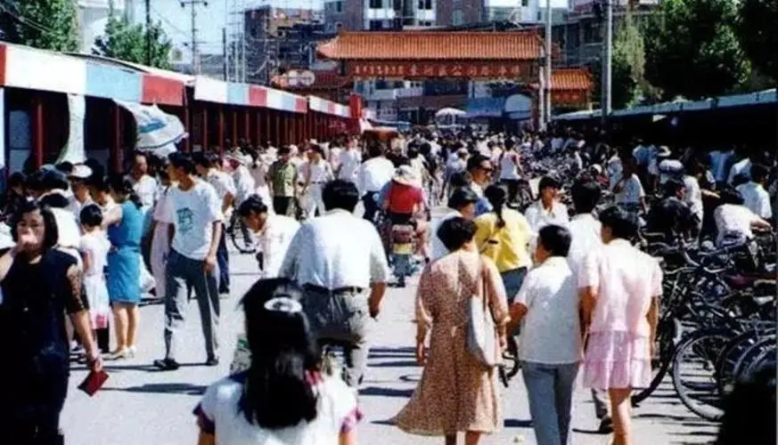 1999年，12村民吃毒雪糕横尸家中，15年后真凶落网：为报复村干部