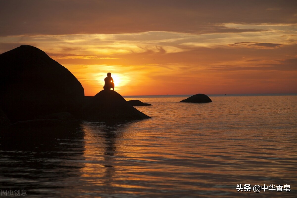 松烟入墨皂在船浆的划动下，黄昏中江面洗涤掉污垢，送去沉稳平和