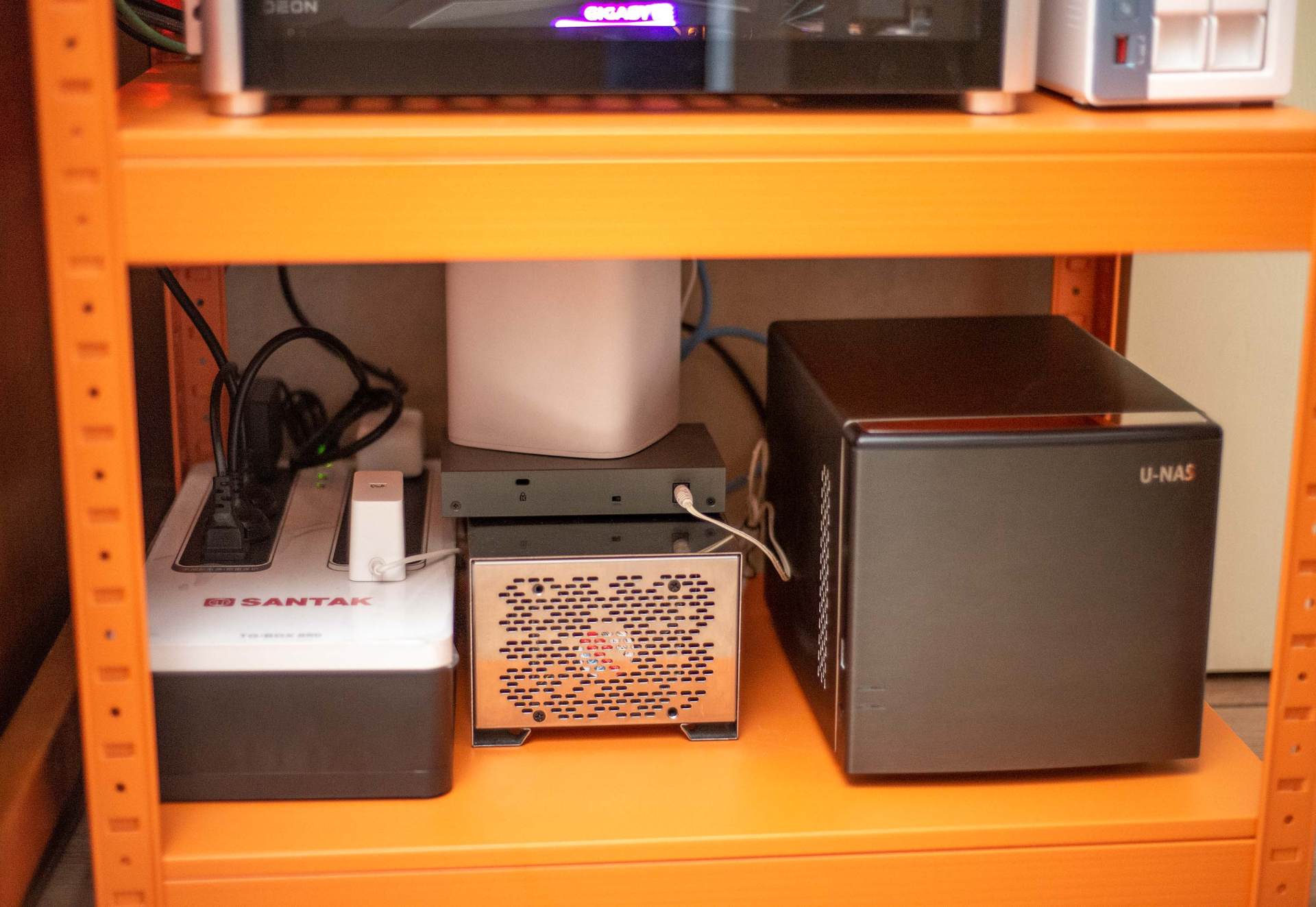 桌面改造 2.0，兼顾生产力与娱乐性的一体化空间